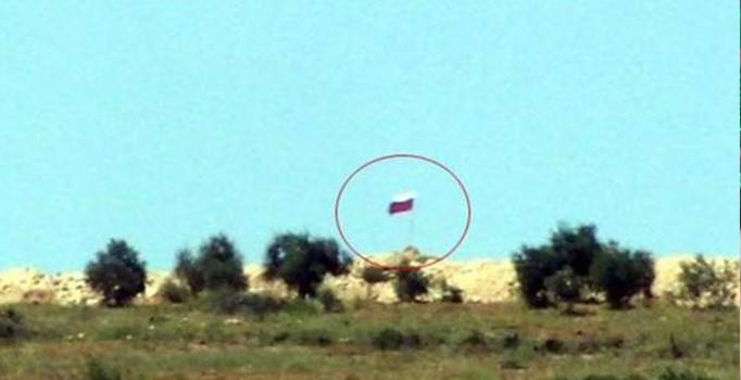 Terör örgütü PYD'ye bayraklı koruma