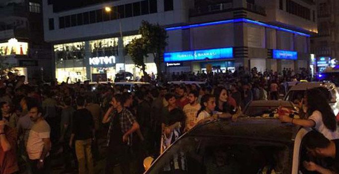 Diyarbakır'da şampiyonluk sevincine 'holigan'lar izin vermedi