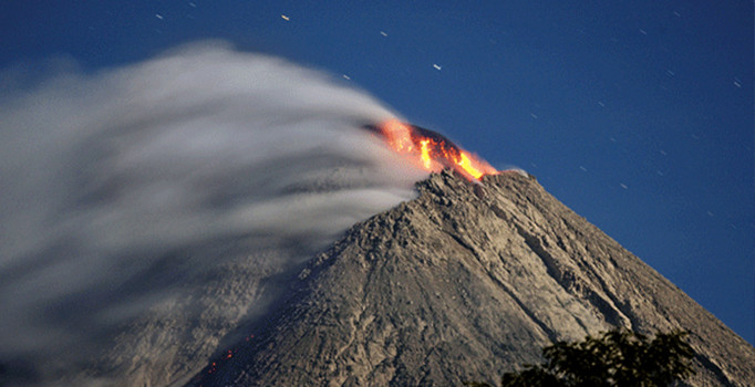 Alaska'da Bogoslof Yanardağı'nda patladı