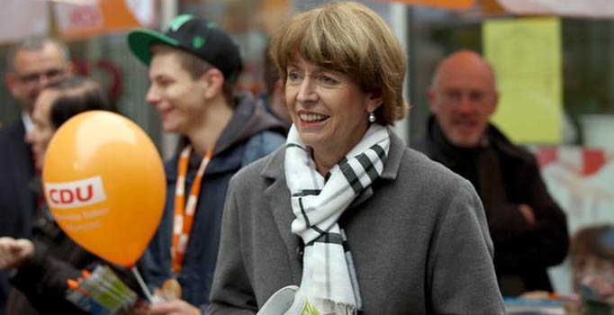 Sığınmacı destekçisi Köln Belediye Başkanı Adayı Reker, bıçaklı saldırıda ağır yaralandı