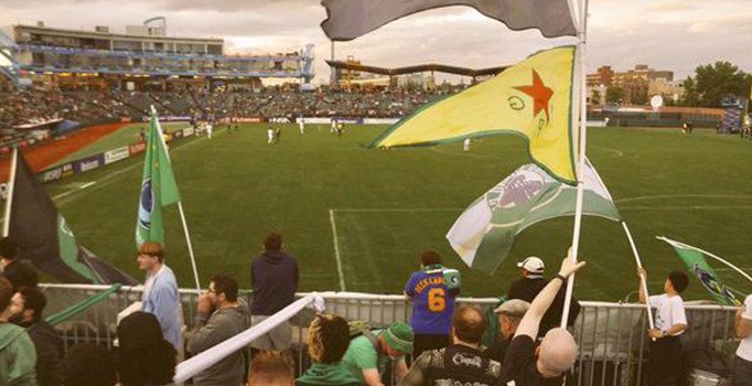 ABD'de futbol maçında skandal görüntüler: YPG'nin bayrağını salladılar