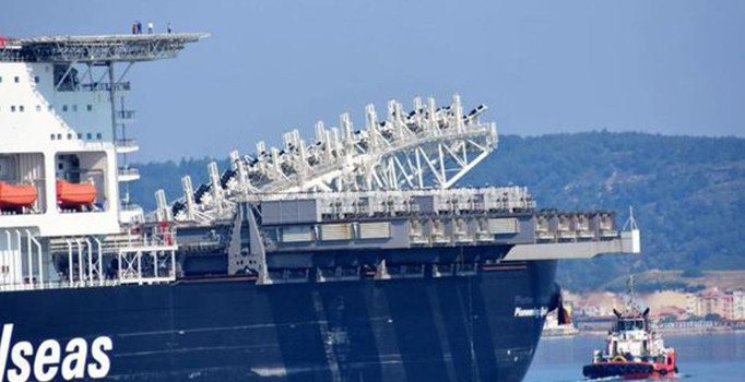 Dev gemi Çanakkale Boğazı'nı kapattı