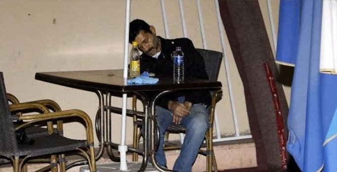 Antalya'da akılalmaz olay: Limonatasını içti, masada öldü