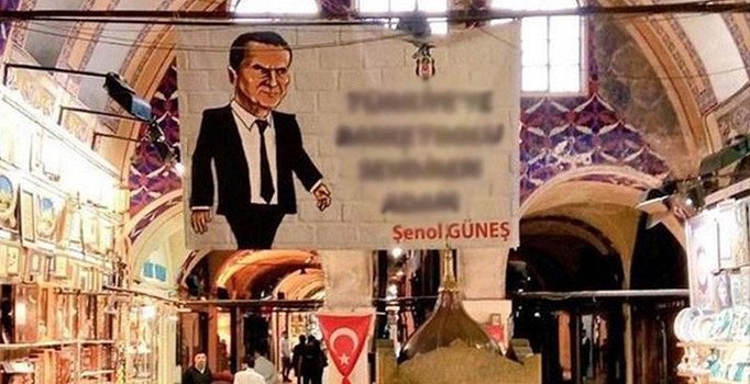 Kapalı Çarşı'ya Fenerlileri kızdıracak pankart asıldı