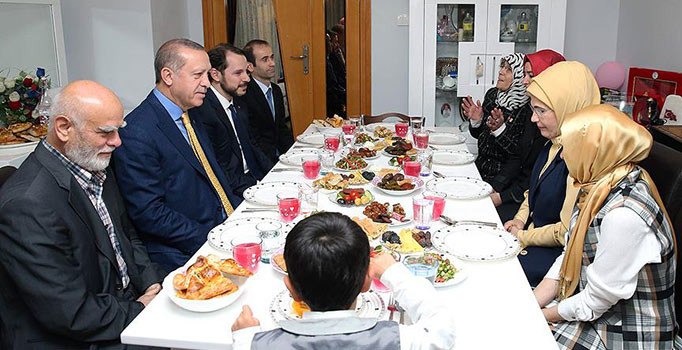 Cumhurbaşkanı Erdoğan şehit ailesiyle iftar yaptı