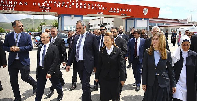 AK Parti "Genelkurmay çatı davası"nı izledi