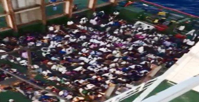 Libya açıklarında batmak üzere olan teknenin yardımına Türk gemisi yetişti