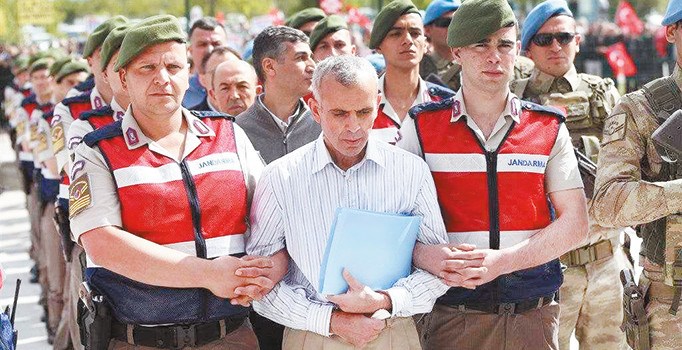 Dişli’den ‘darbeyi kim yaptı’ sorusuna üç maymun taktiğiyle cevap