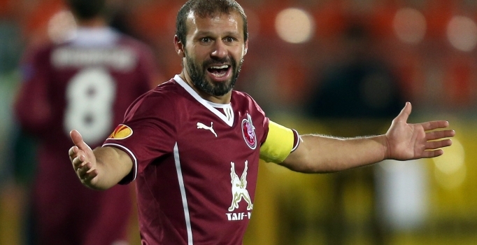 Gökdeniz Karadeniz futbolu bırakmıyor