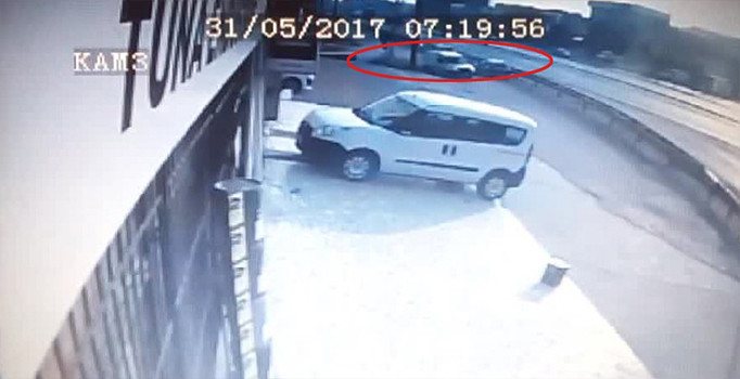 Dikkatsiz sürücü geri manevra yaparken devrildi