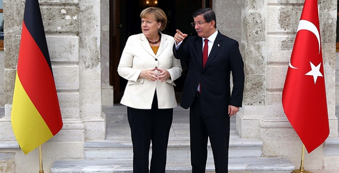 Davutoğlu Merkel görüşmesinde beden dili diplomasisi