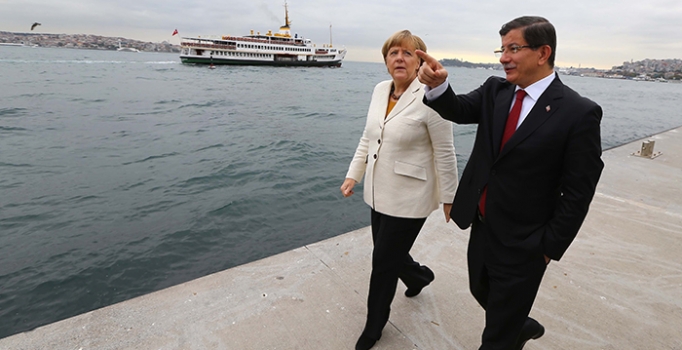 Davutoğlu Merkel ile görüştü