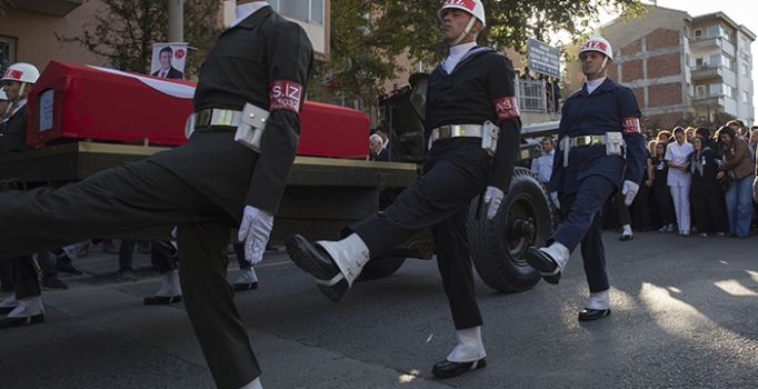 Yüksekova'da şehit olan Uzman Çavuş Caner Çelik'in Ardahan'daki evinde yas var