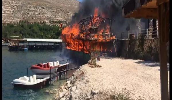 Şanlıurfa Halfeti'de duba restoran yandı