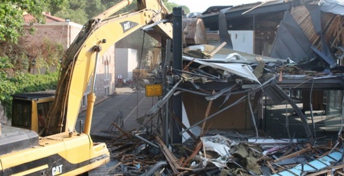 Boğaz'da üçüncü yıkım: Galatasaray Adası'nın karşısındaki şirket yıkıldı