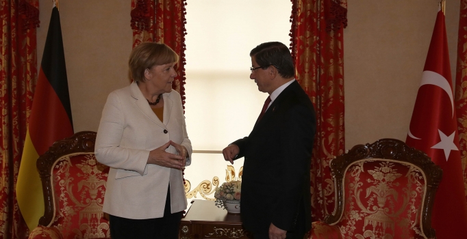 Merkel İstanbul'da trafiğe takıldı