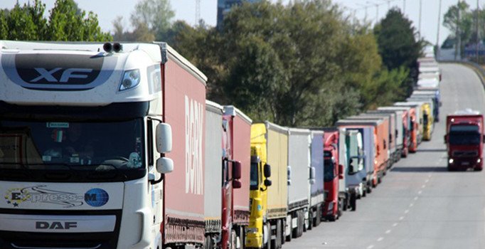 TIR şoförleri kuyrukta sahur yaptı