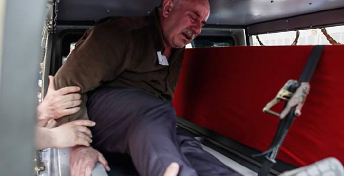 Şehit Nuri Şener'in babası tabutunun yanına yatarak gözyaşı döktü