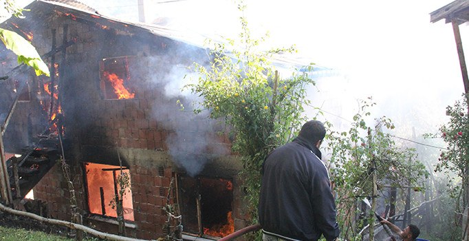 Kastamonu'da korkutan yangın: 2 ev kül oldu