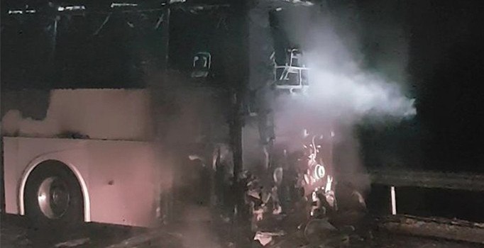 Antalya'da 45 yolcusu bulunan otobüs alev alev yandı