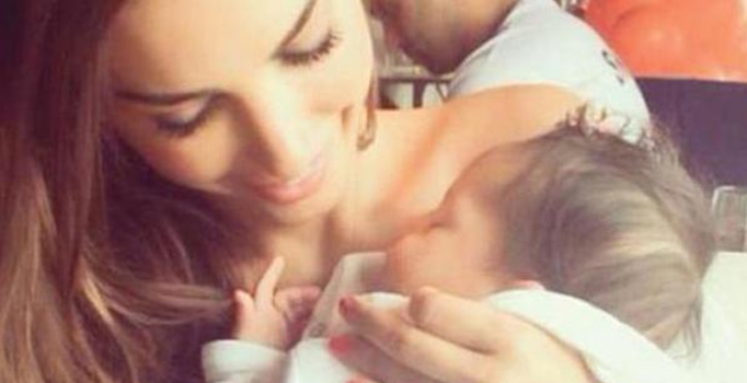 Wesley Sneijder ve Yolanthe Cabau minik oğulları Xess Xava'yla fotoğraf çektirdiler