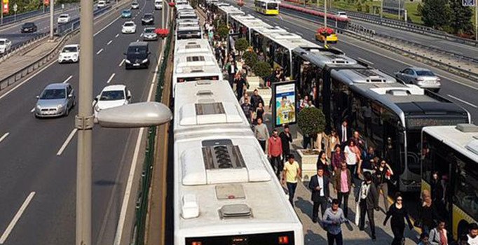 İstanbul'da metrobüs arızası! Vatandaşlar yürümeye başladı