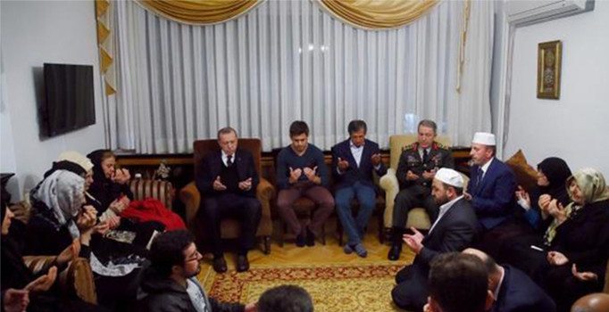 Erdoğan ve Akar, şehit Tümgeneral Aydoğan Aydın'ın ailesine taziye ziyaretine gitti