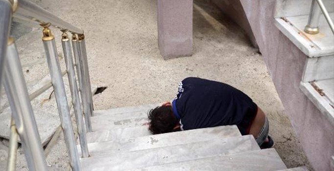 Edirne'de yürek sızlatan manzara: Bonzai kullanan genç, merdivenlere yığıldı