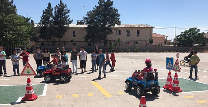 Mardin Derik'teki terör mağduru çocuklara devlet şefkati
