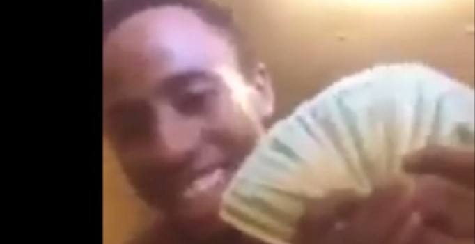 Uyuşturucudan kazandığı paraları sayarken baskın yedi