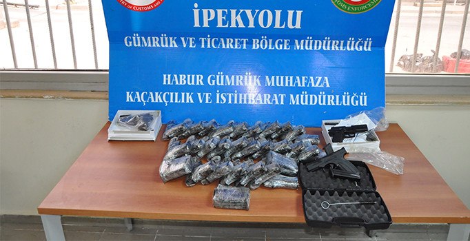 Habur'da 30 adet silah ve 90 paket sigara ele geçirildi