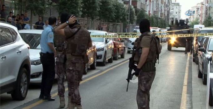 Güngörende otomatik silahlarla çevreyi taradılar!  Yaralılar var