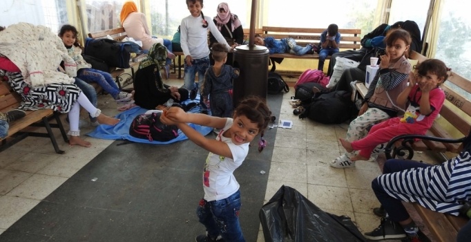 İzmir'de göçmen kaçakçılığı operasyonu: 29 kişi yakalandı