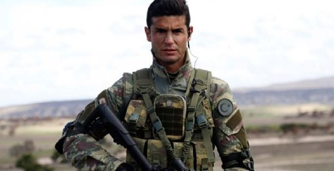 Oyuncu Berk Oktay hakkında flaş iddia: Set çalışanlarına küfretti