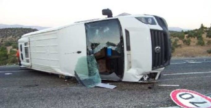 Bulgaristan'da kaçak göçmenleri taşıyan minibüs kaza yaptı