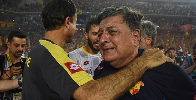 Göztepespor Süper Lig'e yükseldi Yılmaz Vural gözyaşlarını tutamadı
