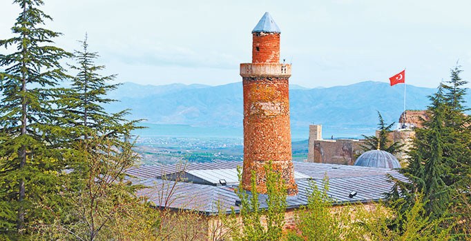 Mustafa Cambaz’ın objektifinden Eğik minareli şaheser Harput Ulu Camii