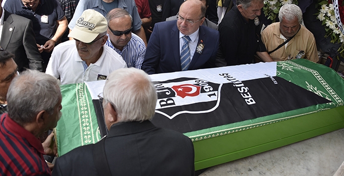 Ünlü yönetmen Memduh Ün Bodrum'da toprağa verildi