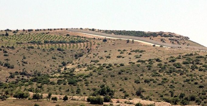 YPG'li teröristler Rus bayrağını bırakıp kaçtı