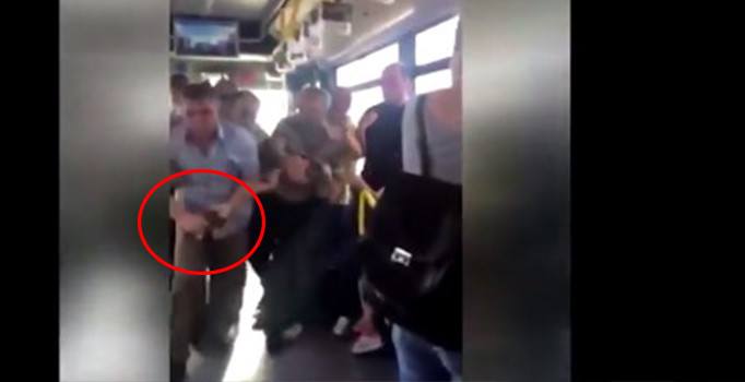 Metrobüste korku dolu anlar: Silahını çekip şoförü tehdit etti