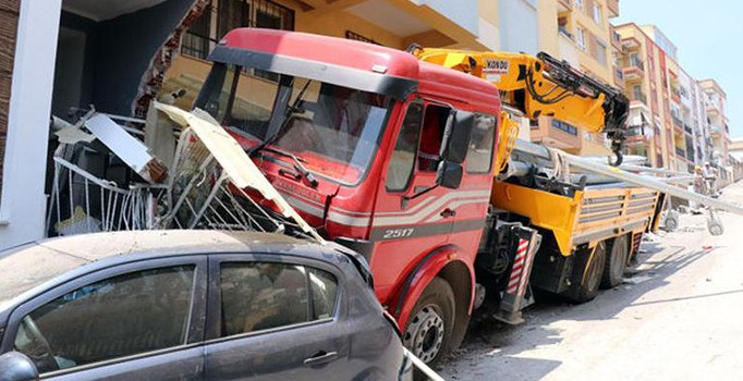 İzmir'de vinç dehşeti: Sokağı savaş alanına çevirdi