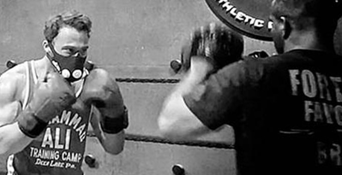 Kerem Bürsin yeni rolü için boksör olacak