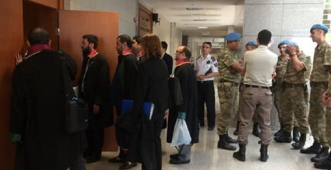 'Sarallar' ve 'Şahinler' birbirine girdi, mahkeme salonu karıştı