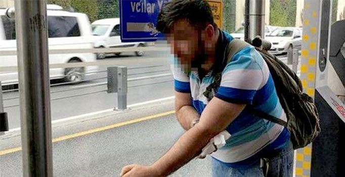 Metrobüs istasyonunda bir kişi tinerci tarafından bıçaklandı