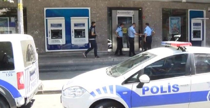 Bağcılar'da banka soymaya çalışan kişi intihar girişiminde bulundu