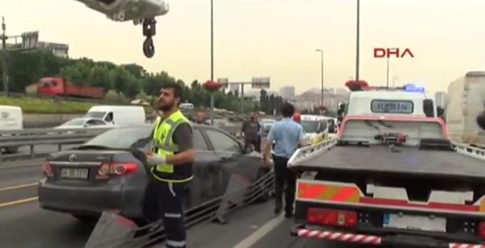 Takla atan otomobil metrobüs yoluna girdi