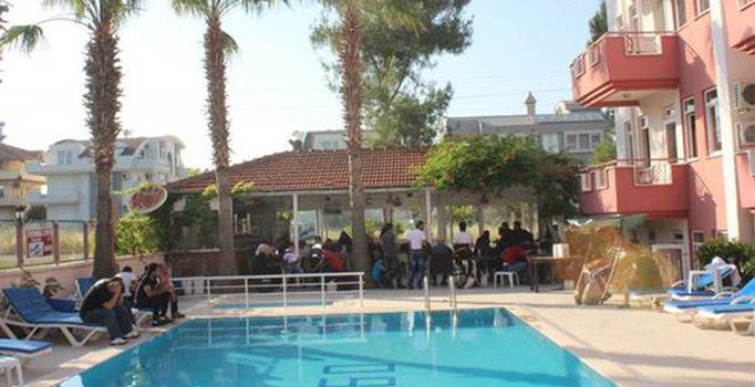 Antalya'da havuz başında kaçak göçmen operasyonu