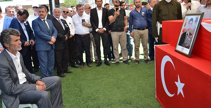 Ordu şehidini bağrına bastı