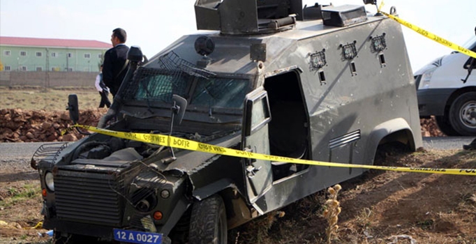 Bingöl'de zırhlı araç devrildi: 1 polis şehit, 2 yaralı!