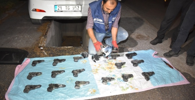 Aksaray'da otomobilde ele geçen 18 tabancada PKK şüphesi